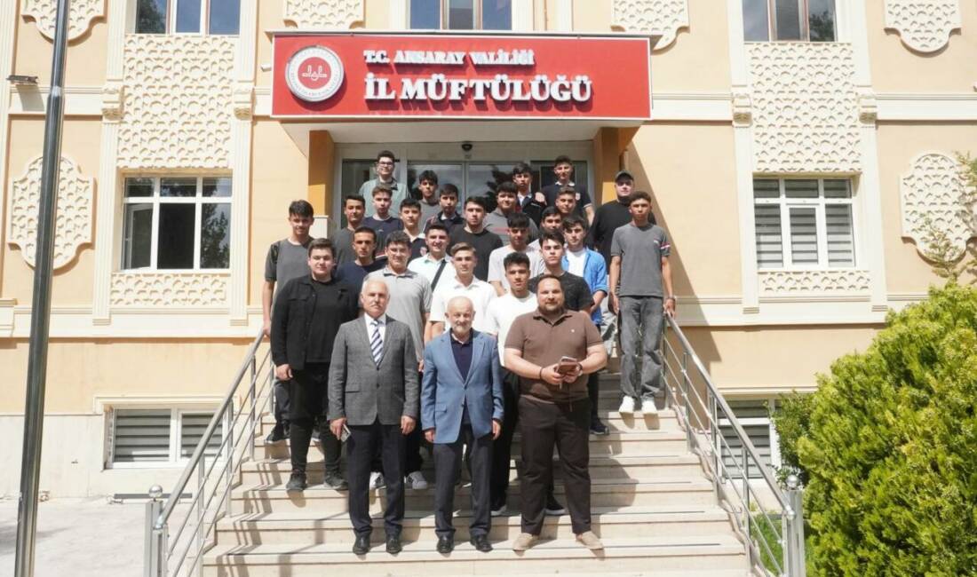 Aksaray’da mehteran ekibinden anlamlı ziyaret Aksaray İl Müftülüğü ev sahipliğinde mehteran ekibi ağırlandı; gençlerin milli