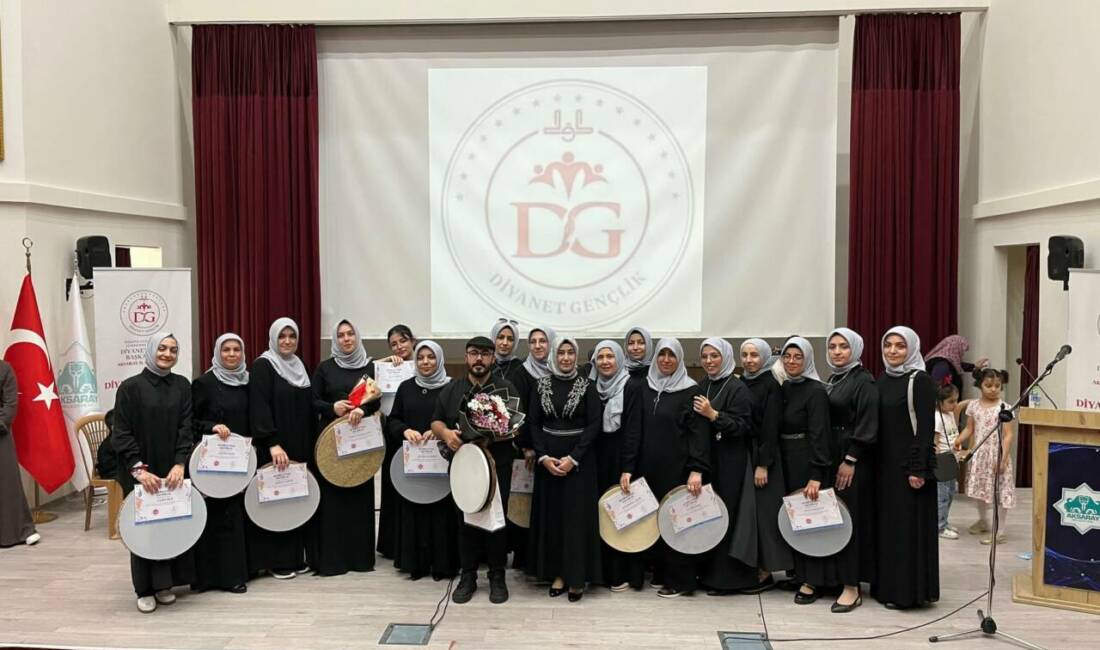Aksaray’da Bendir Atölyesi konseri büyük ilgi gördü Aksaray’da Diyanet Gençlik Korosu’nun bendir atölyesi kursiyerleri konser verdi, programa
