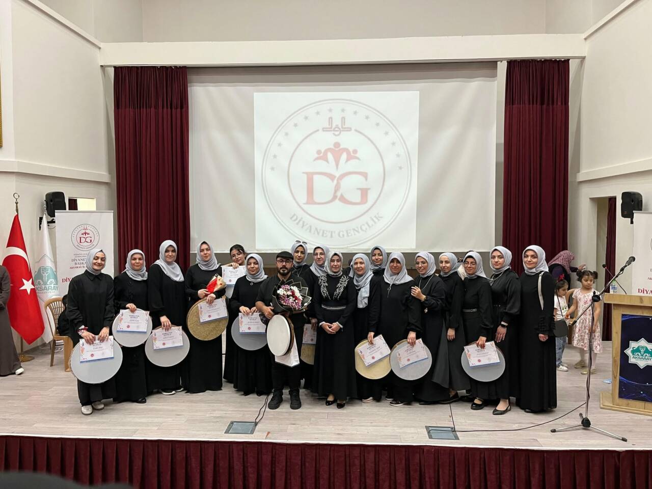 Aksaray’da Diyanet Gençlik Korosu’nun bendir atölyesi kursiyerleri konser verdi, programa