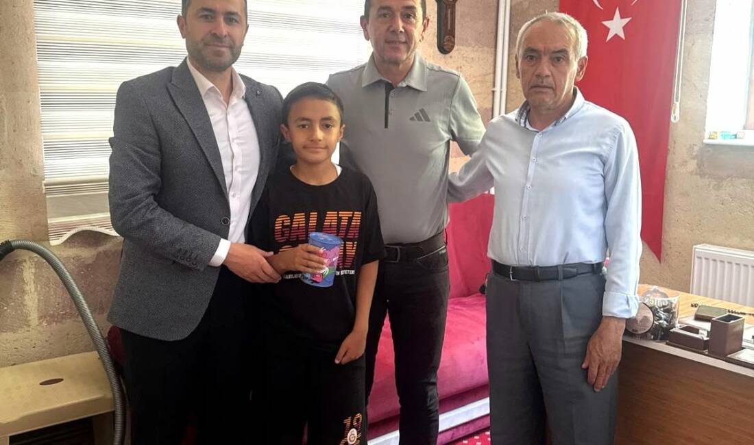 Aksaray’da ilkokul öğrencisi Ahmet Yüksel, kumbarasında biriktirdiği harçlıklarını Türkiye Diyanet