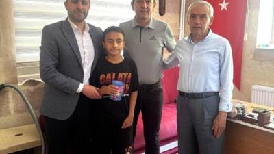 Aksaray’da ilkokul öğrencisi Ahmet Yüksel, kumbarasında biriktirdiği harçlıklarını Türkiye Diyanet