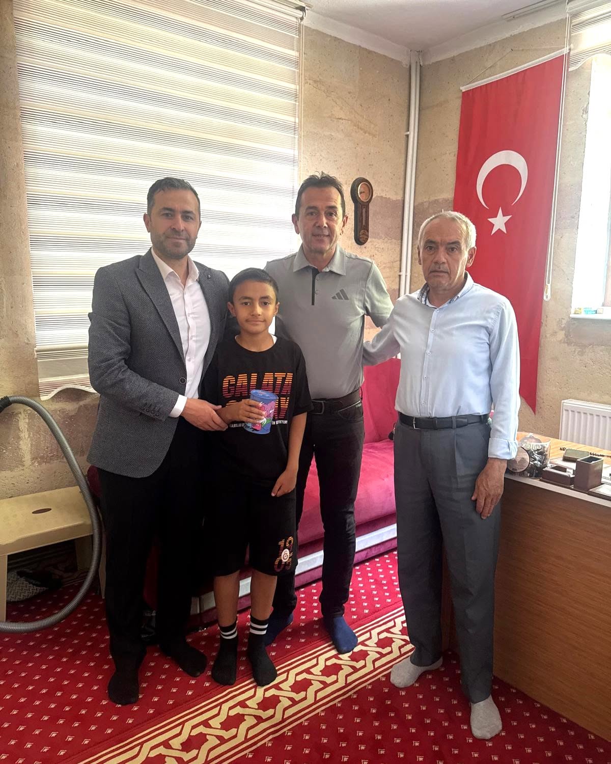 Aksaray’da ilkokul öğrencisi Ahmet Yüksel, kumbarasında biriktirdiği harçlıklarını Türkiye Diyanet