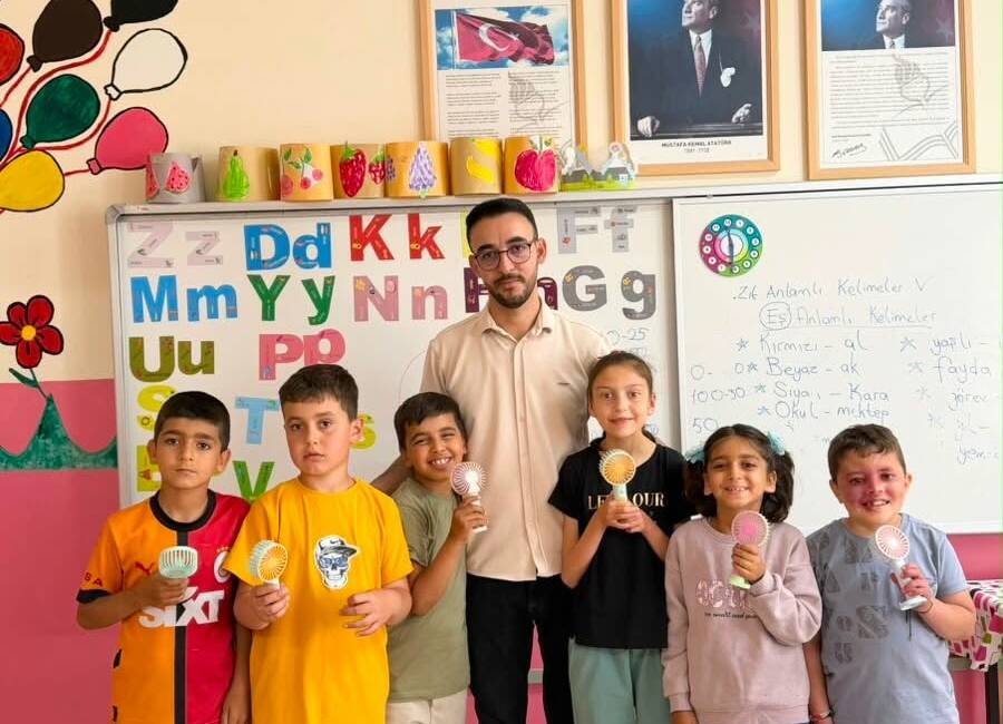 Sultanhanı’nda “Namazını Kıl, Hediyeni Al” etkinliğine yoğun ilgi Sultanhanı’nda düzenlenen “Namazını Kıl, Hediyeni Al” etkinliği kapsamında 45 öğrenciye