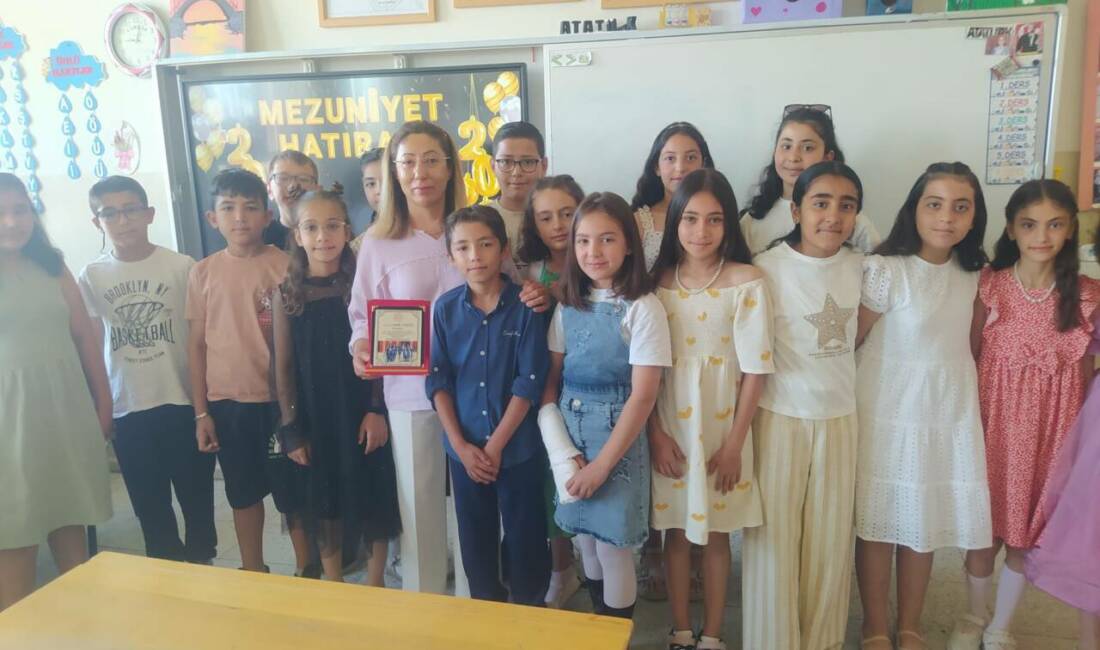 Atatürk İlkokulu 4-E sınıfı öğrencileri, eğitim-öğretim yılının sona ermesiyle birlikte