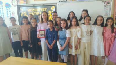 Atatürk İlkokulu 4-E sınıfı öğrencileri, eğitim-öğretim yılının sona ermesiyle birlikte