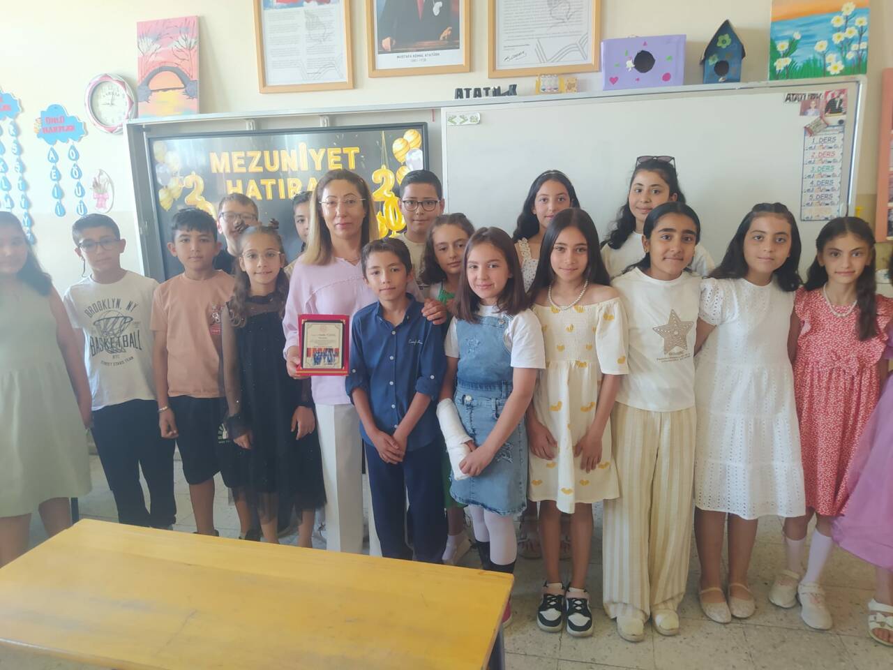 Atatürk İlkokulu 4-E sınıfı öğrencileri, eğitim-öğretim yılının sona ermesiyle birlikte