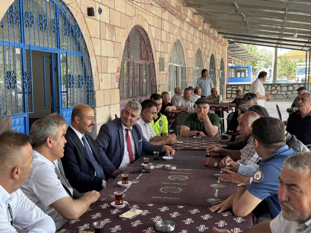 Güzelyurt Kaymakamı Süleyman Arat, Selime beldesinde vatandaşlarla bir araya gelerek