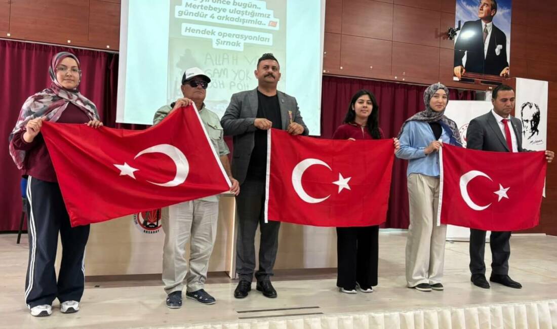 Aksaray’da “Vatan ve Kahramanlık Buluşmaları” Düzenlendi Aksaray’da düzenlenen programda gaziler, öğrencilerle buluşarak vatan sevgisi ve kahramanlık
