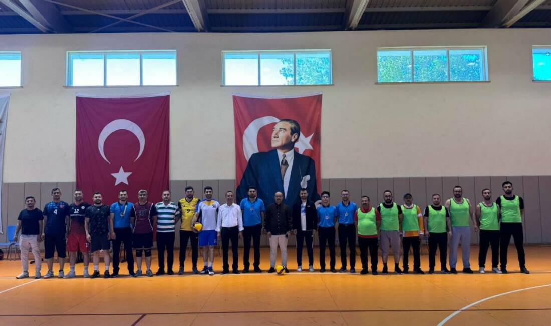 Güzelyurt’ta düzenlenen kurumlar arası voleybol turnuvası, Kaymakam Süleyman Arat’ın katılımıyla