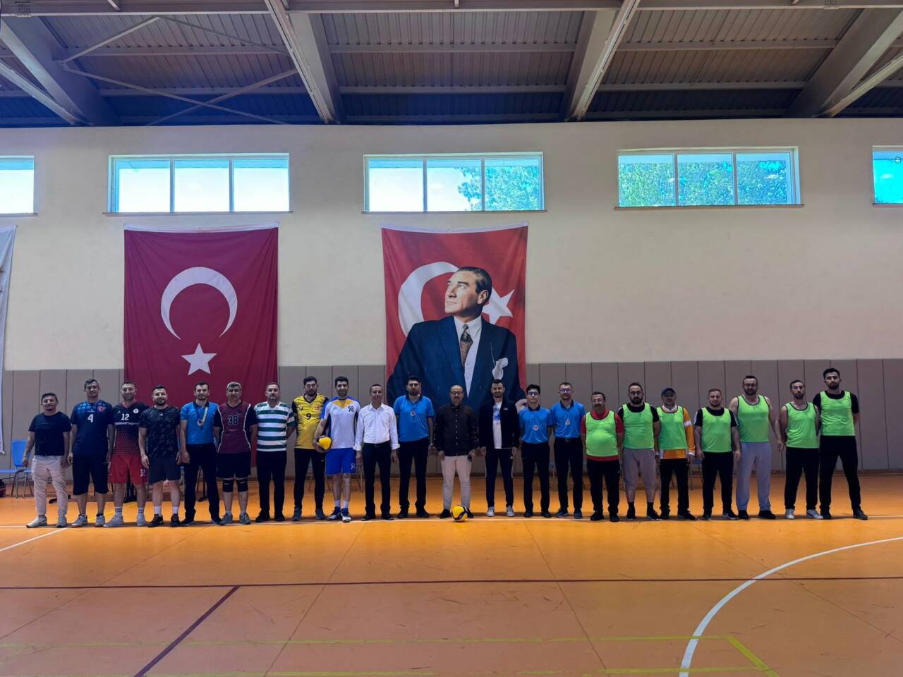 Güzelyurt’ta düzenlenen kurumlar arası voleybol turnuvası, Kaymakam Süleyman Arat’ın katılımıyla