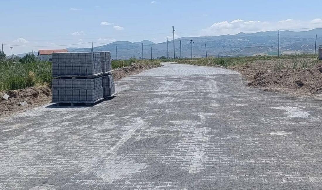 Demirci Belediyesi, Yenipazar Mahallesi Göl Yolu’nda sürdürdüğü yol yapım çalışmalarıyla