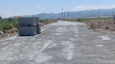 Demirci Belediyesi, Yenipazar Mahallesi Göl Yolu’nda sürdürdüğü yol yapım çalışmalarıyla