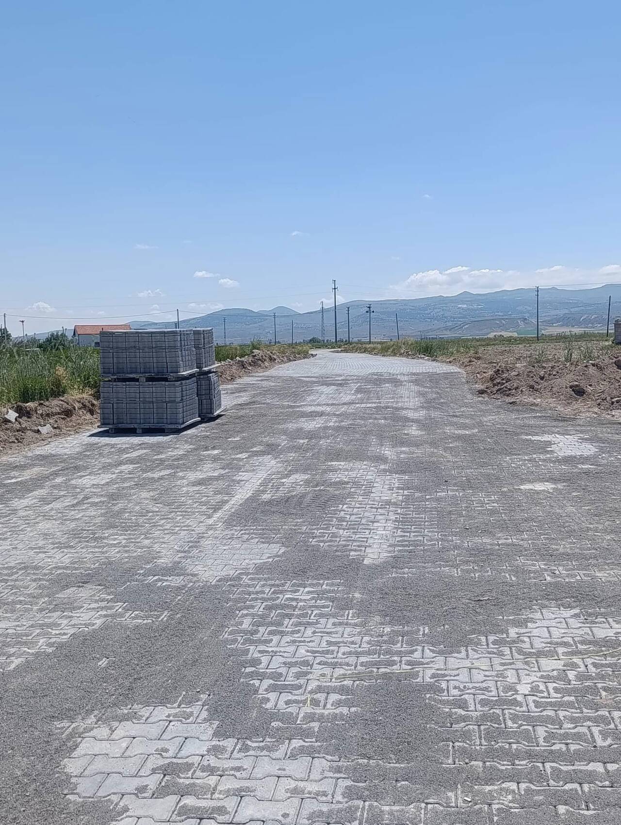 Demirci Belediyesi, Yenipazar Mahallesi Göl Yolu’nda sürdürdüğü yol yapım çalışmalarıyla