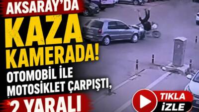 Aksaray’ın Taşpazar Mahallesi’nde otomobil ile motosikletin çarpıştığı kaza güvenlik kamerasına