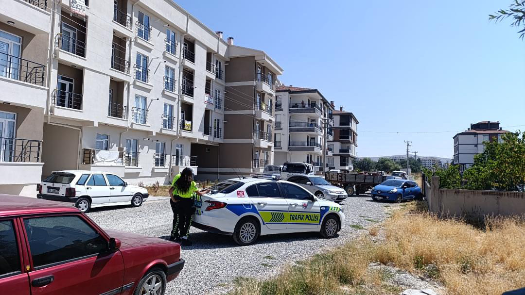 Yaşlı sürücünün kontrolden çıkan traktörü 4 otomobile çarptı! Aksaray’da 86 yaşındaki sürücünün viteste çalıştırdığı traktör kontrolden çıktı. Park