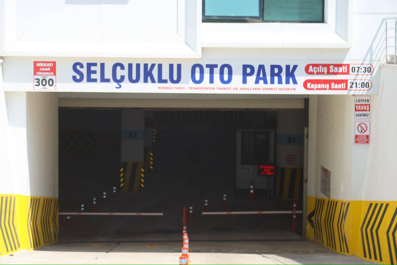 Aksaray Belediyesi tarafından Selçuklu Külliyesi'nin altında yapımı tamamlanan kapalı otopark,