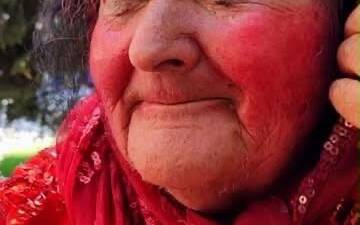 Konya sokaklarının yıllardır en tanınan simalarından biri olan, “Kırmızılı Kadın”