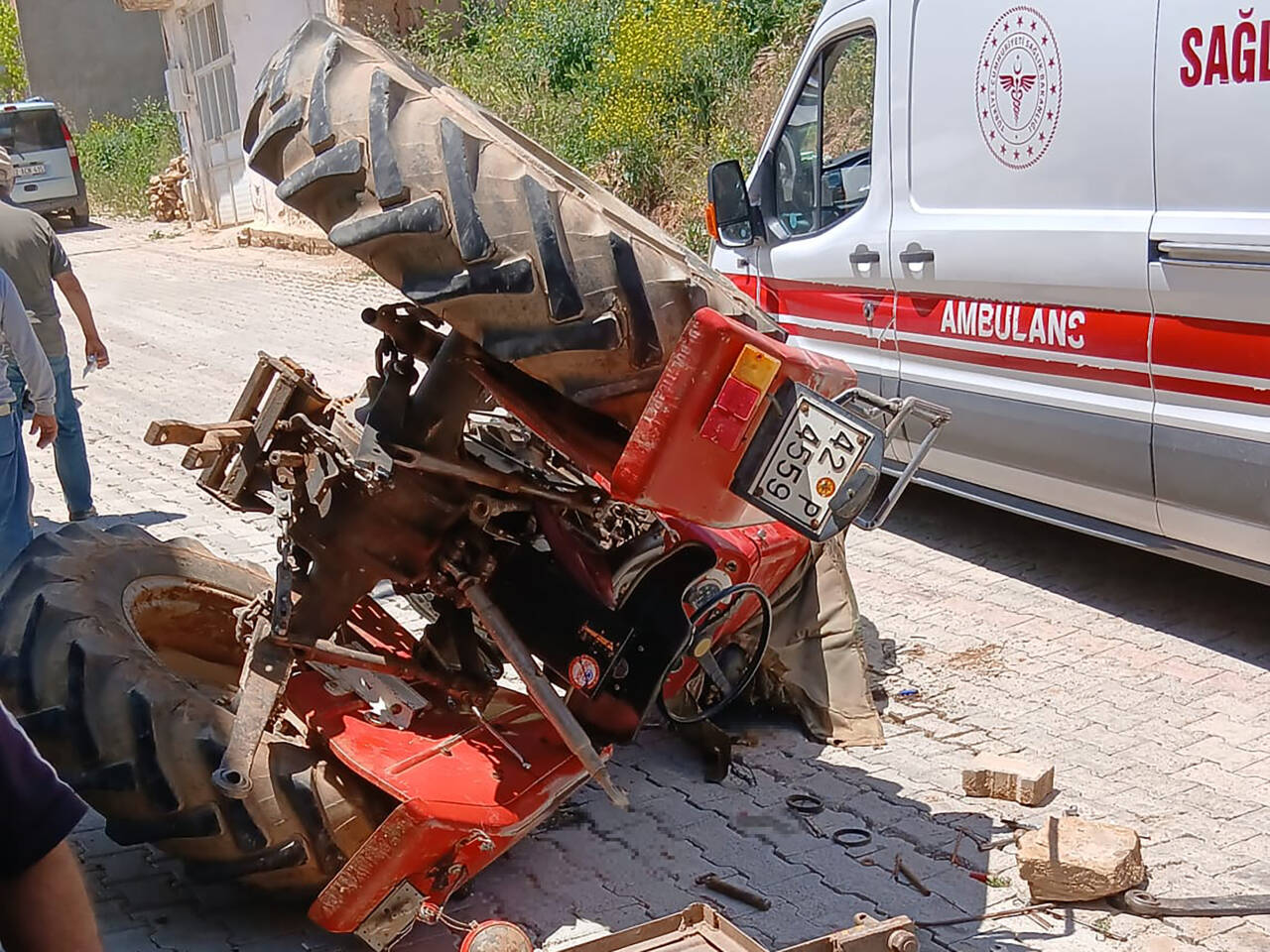 Konya'nın Doğanhisar ilçesinde devrilen traktörün sürücüsü hayatını kaybetti.