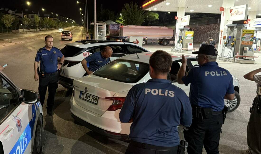 Silahlı kavgada 1 kişi yaralandı Eskişehir'in Odunpazarı ilçesinde trafikte çıkan kavgada bir kişi silahla yaralandı.