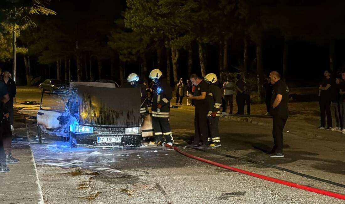 Seydişehir'de park halindeki otomobilde çıkan yangın, itfaiye ekiplerince söndürüldü.