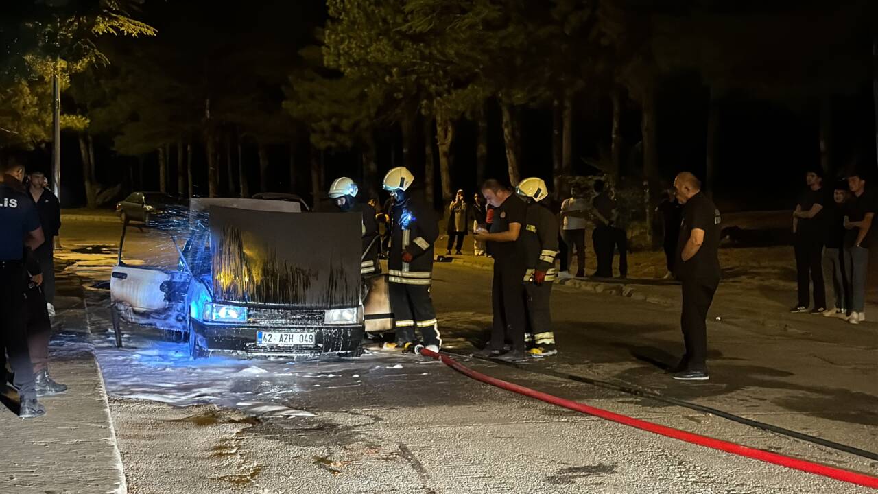 Seydişehir'de park halindeki otomobilde çıkan yangın, itfaiye ekiplerince söndürüldü.
