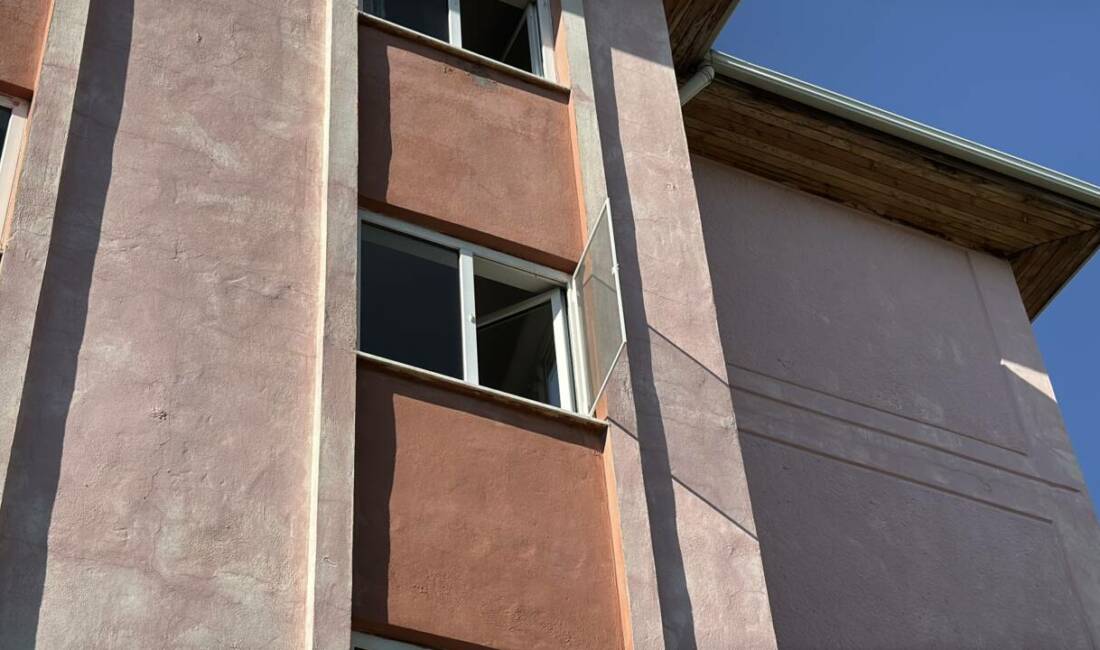 Apartmanın üçüncü katından düşen çocuk yaralandı Niğde'nin Bor ilçesinde bir apartmanın üçüncü katından düşerek yaralanan çocuk