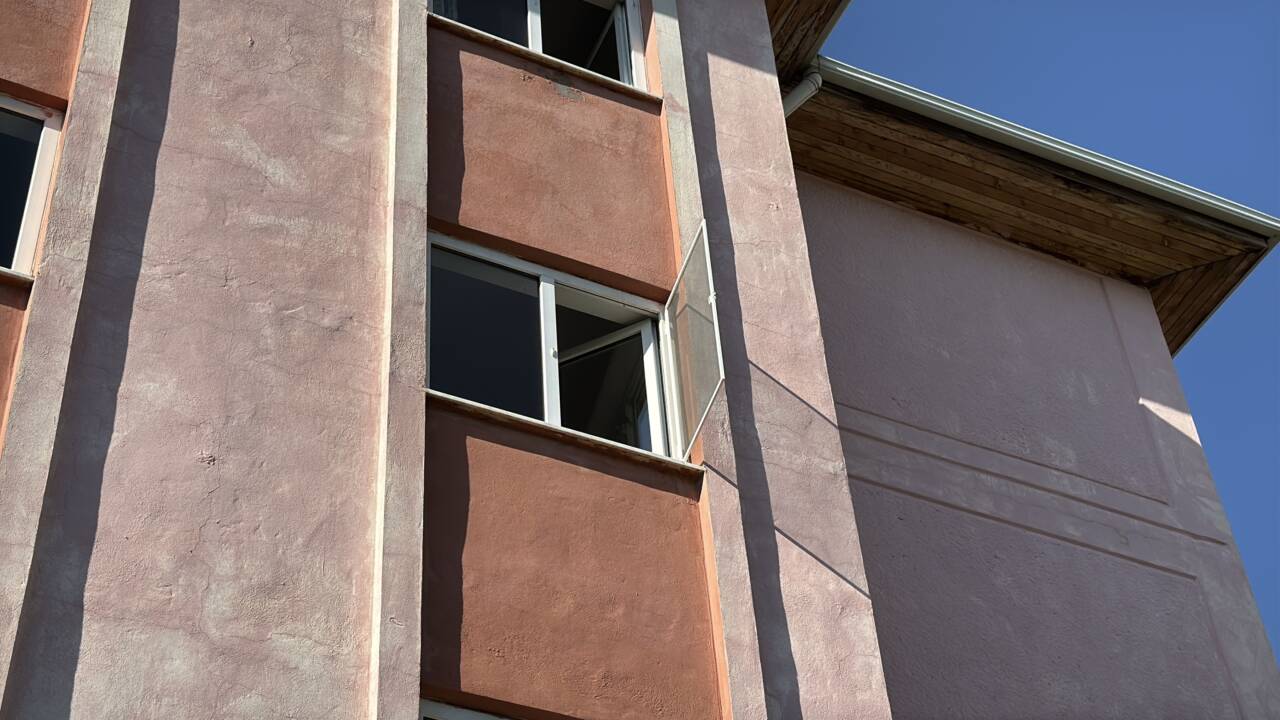 Niğde'nin Bor ilçesinde bir apartmanın üçüncü katından düşerek yaralanan çocuk