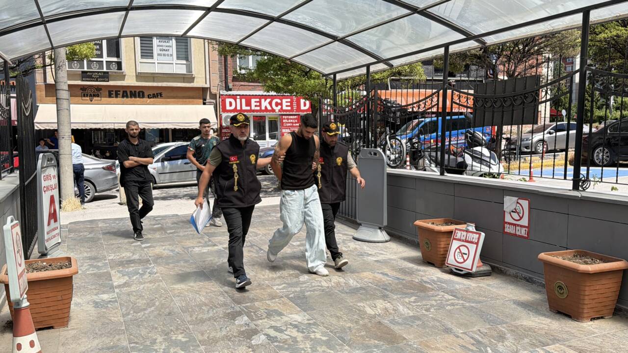 Eskişehir'in Odunpazarı ilçesinde trafikte çıkan kavgada bir kişiyi silahla yaralayan