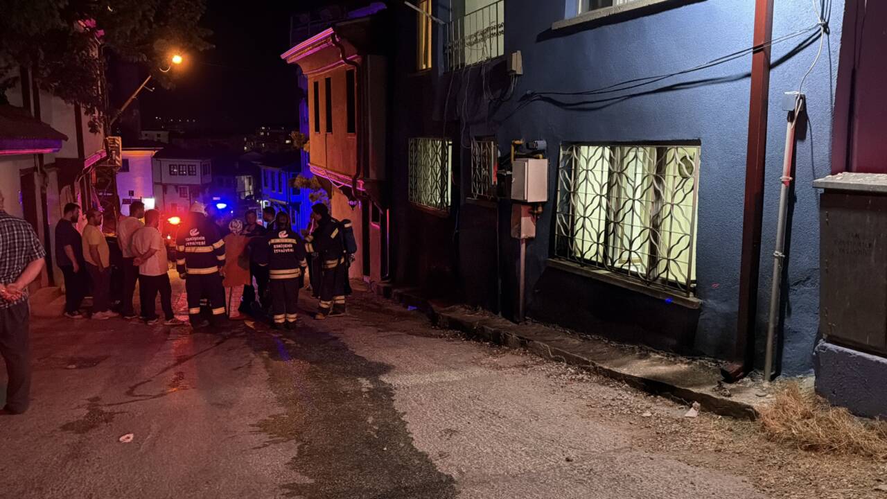 Eskişehir'in Odunpazarı ilçesinde bir evde çıkan yangın, itfaiye ekiplerince söndürüldü.