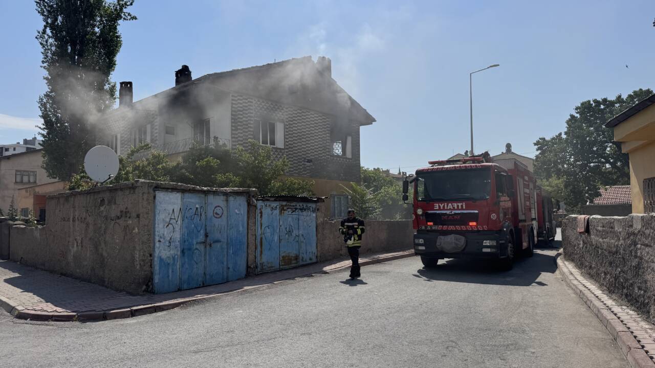 Kayseri'nin merkez Kocasinan ilçesinde bir ev yandı.