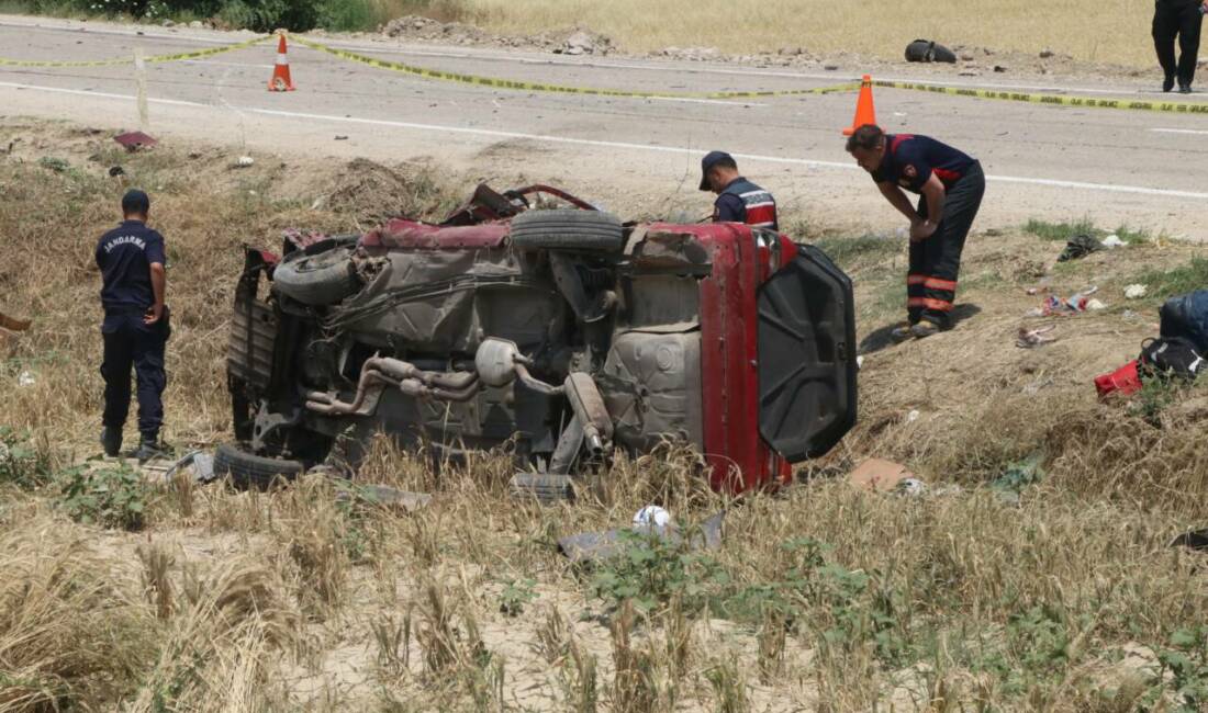 Hafif ticari araç ile otomobil çarpıştı, 3 kişi öldü, 4 kişi yaralandı Çankırı'da hafif ticari araç ile otomobilin çarpışması sonucu 3 kişi