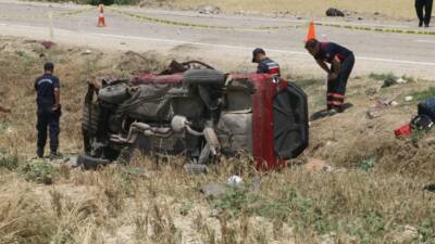 Çankırı'da hafif ticari araç ile otomobilin çarpışması sonucu 3 kişi
