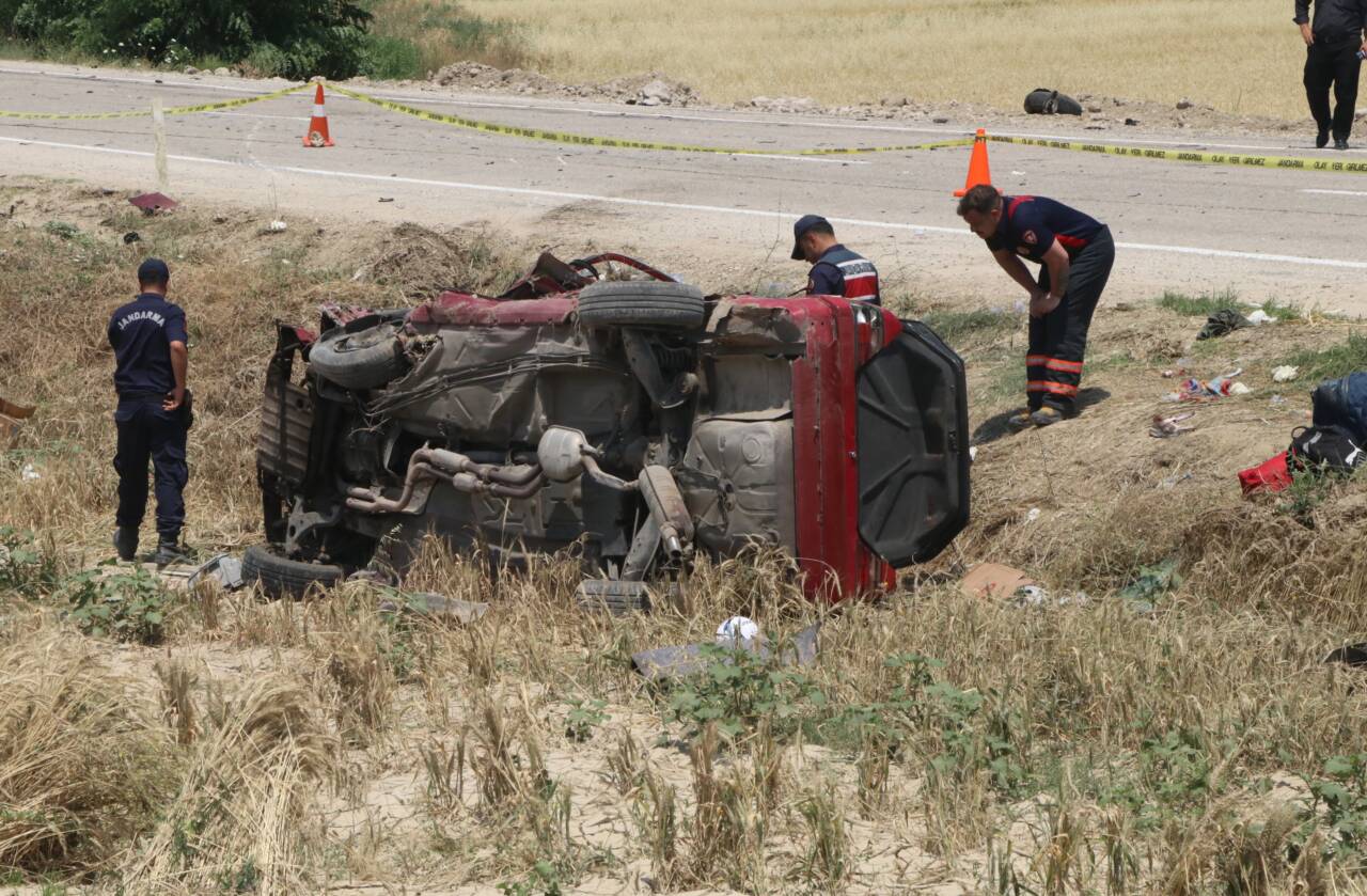Çankırı'da hafif ticari araç ile otomobilin çarpışması sonucu 3 kişi