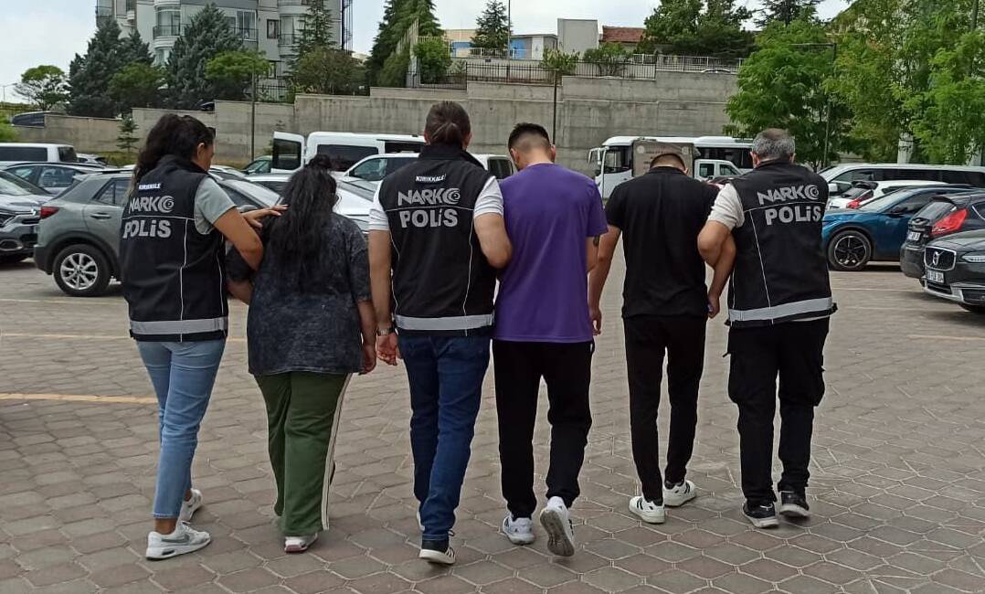 Uyuşturucu operasyonunda 3 zanlı tutuklandı Kırıkkale'deki uyuşturucu operasyonunda yakalanan 3 zanlı tutuklandı.