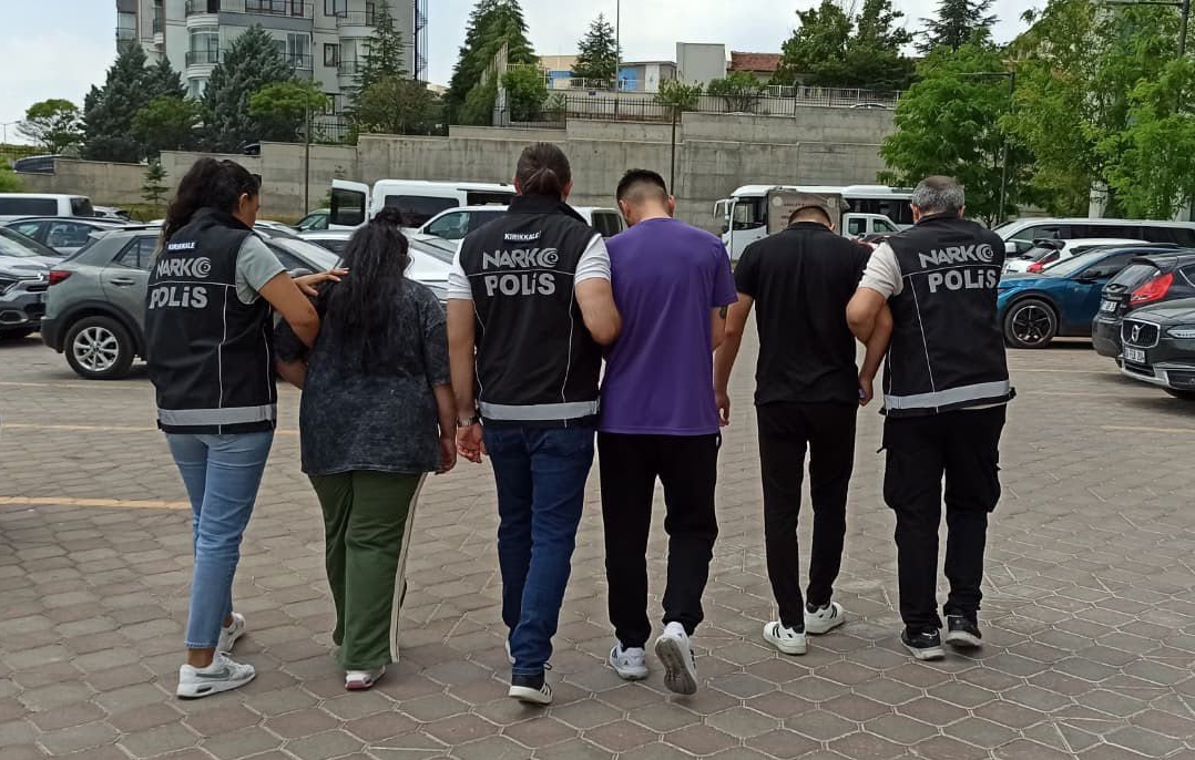 Kırıkkale'deki uyuşturucu operasyonunda yakalanan 3 zanlı tutuklandı.