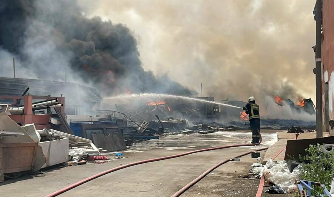 Hurdalıkta çıkan yangın endişe yarattı Kayseri'nin merkez Melikgazi ilçesinde, hurdalıkta çıkan yangına itfaiye ekipleri müdahale
