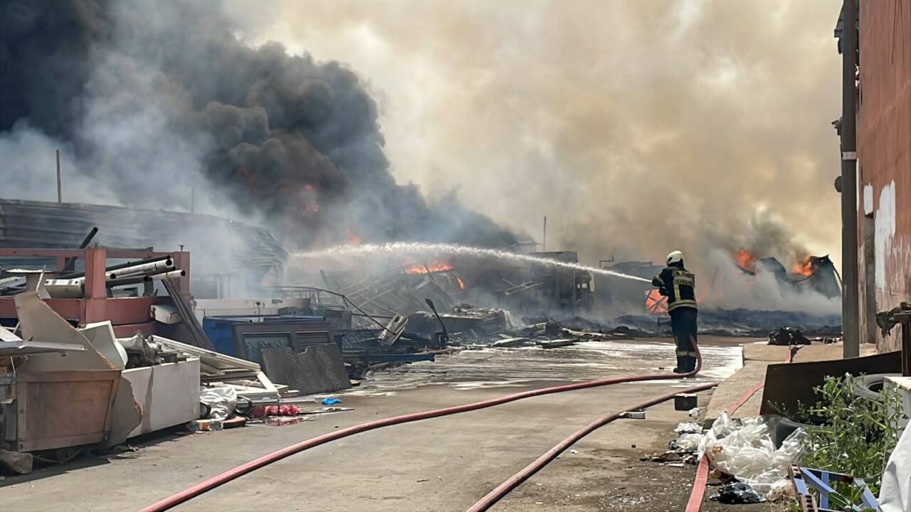 Kayseri'nin merkez Melikgazi ilçesinde, hurdalıkta çıkan yangına itfaiye ekipleri müdahale