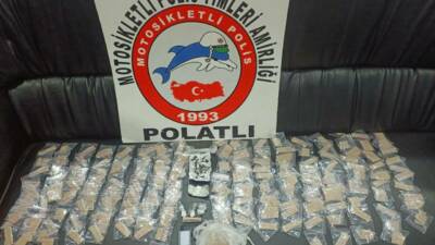 Ankara'nın Polatlı ilçesinde uyuşturucu bulunan araçtaki iki şüpheli tutuklandı.