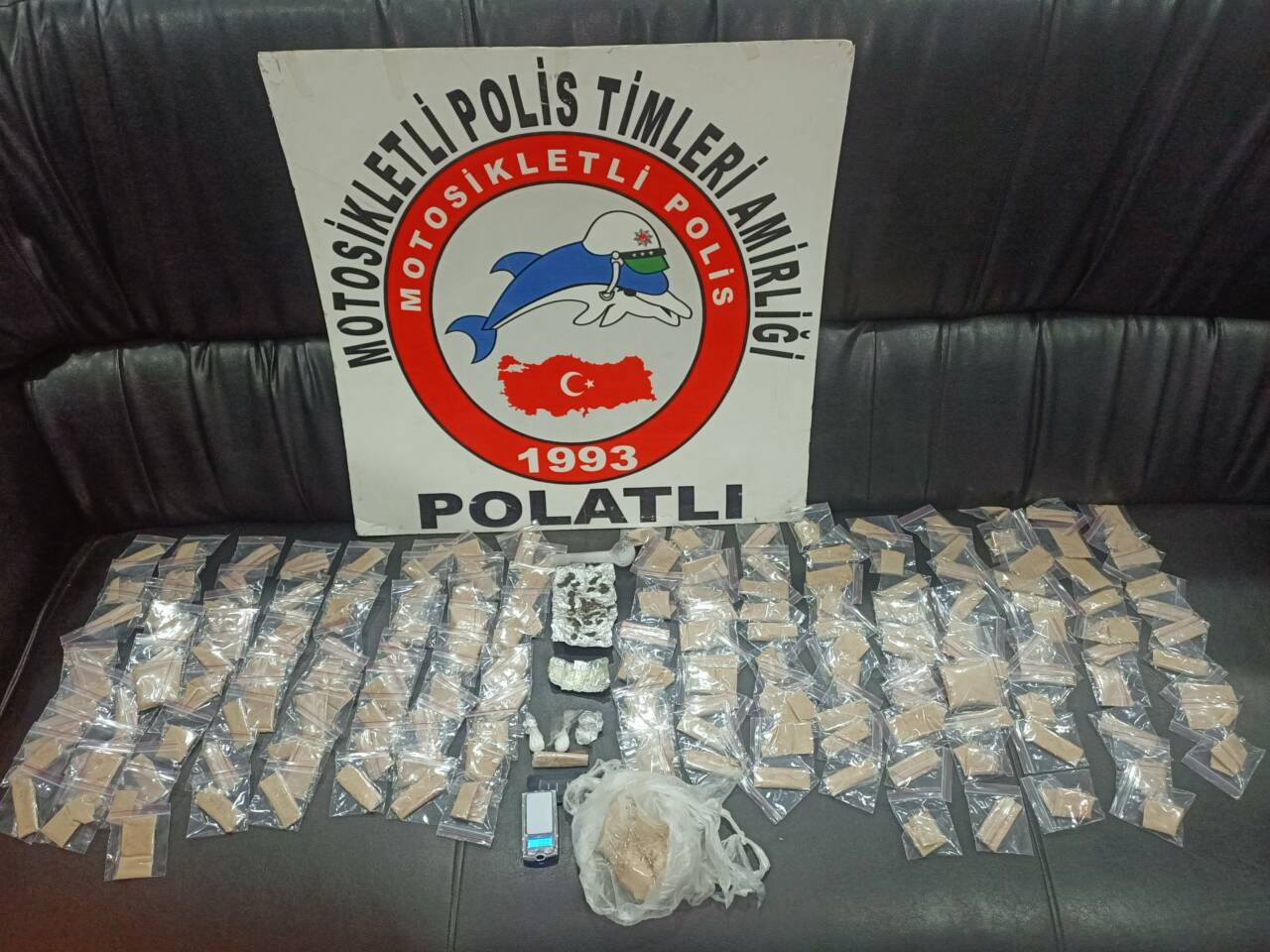 Ankara'nın Polatlı ilçesinde uyuşturucu bulunan araçtaki iki şüpheli tutuklandı.