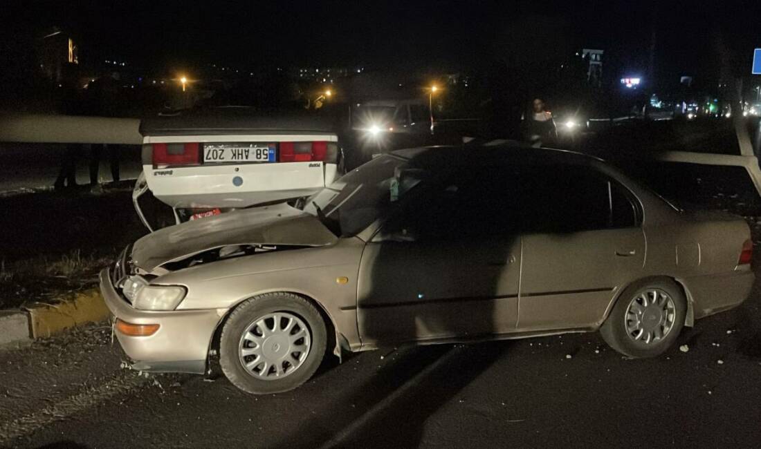 Çarpışan iki otomobildeki 6 kişi yaralandı Sivas'ta iki otomobilin çarpışması sonucu yaralanan 6 kişi, hastaneye kaldırıldı.