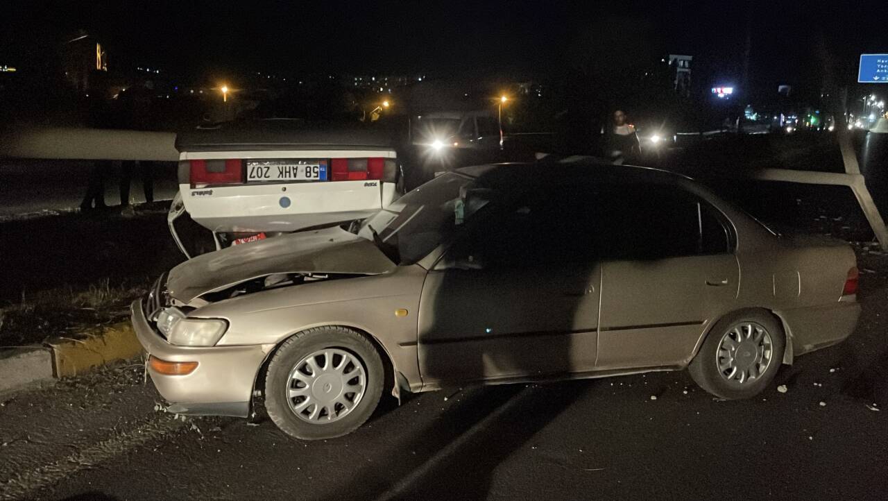 Sivas'ta iki otomobilin çarpışması sonucu yaralanan 6 kişi, hastaneye kaldırıldı.