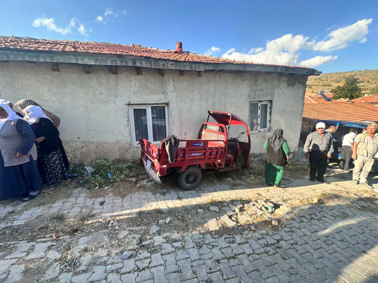 Yozgat'ın Aydıncık ilçesinde duvara çarpan üç tekerlekli elektrikli motosikletteki 6