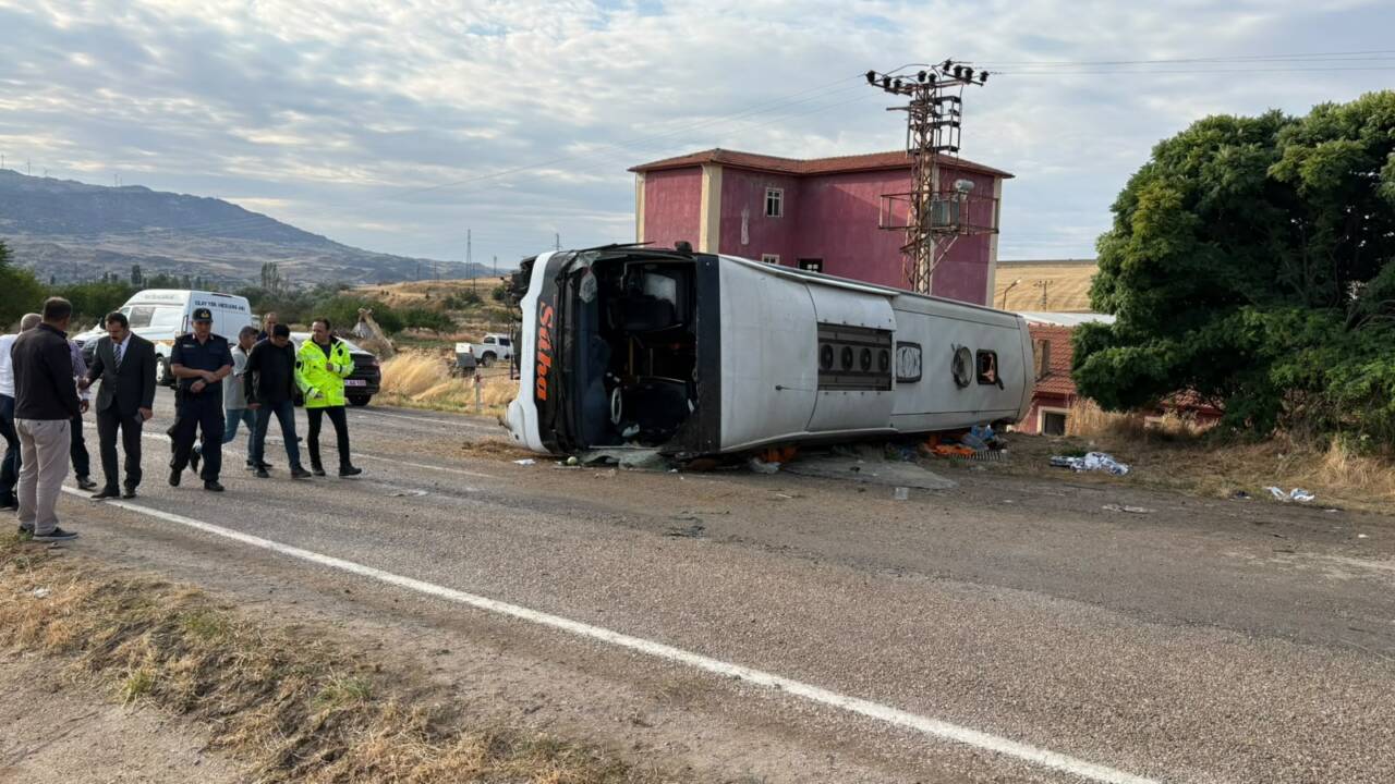 Kırıkkale'de yolcu otobüsünün devrilmesi sonucu 41 kişi yaralandı.