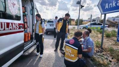 Kırıkkale'nin Karakeçili ilçesinde iki otomobilin çarpışması sonucu yaralanan 6 kişi