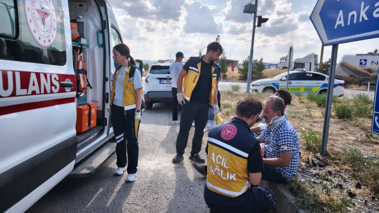 Kırıkkale'nin Karakeçili ilçesinde iki otomobilin çarpışması sonucu yaralanan 6 kişi