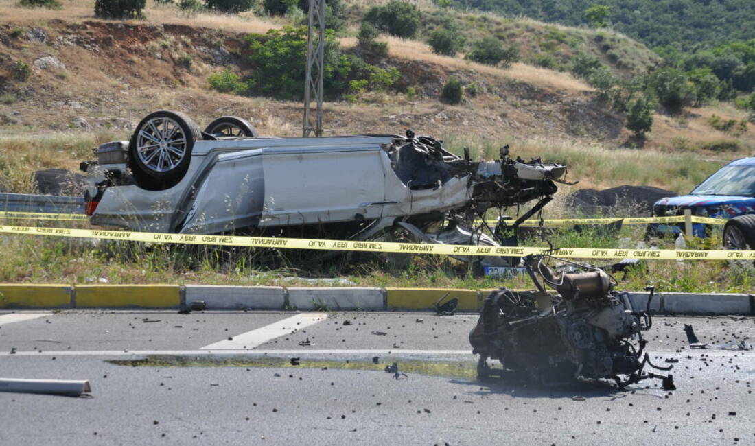 Refüje çarpan otomobildeki 3 kişi yaralandı Konya'nın Akşehir ilçesinde refüje çarpan otomobilin sürücüsü ile araçta bulunan