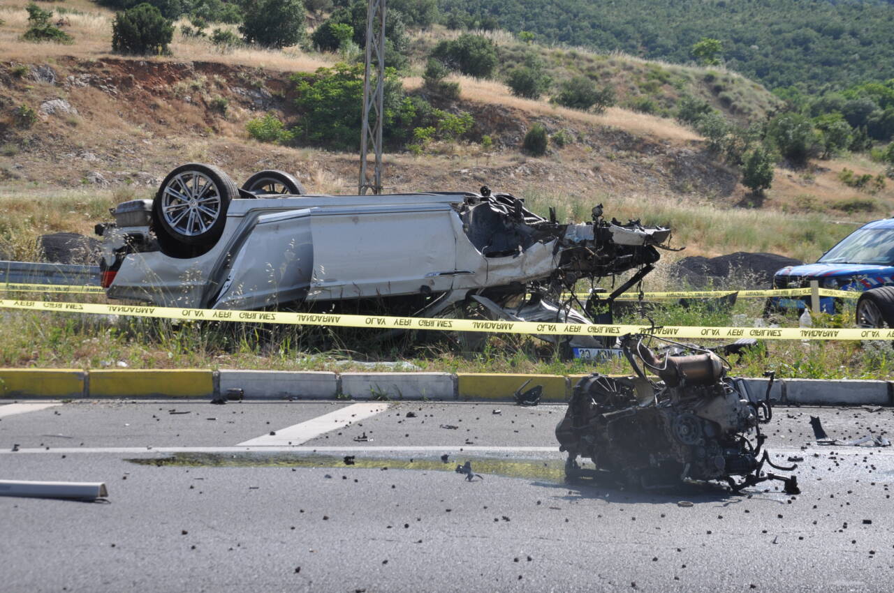 Konya'nın Akşehir ilçesinde refüje çarpan otomobilin sürücüsü ile araçta bulunan