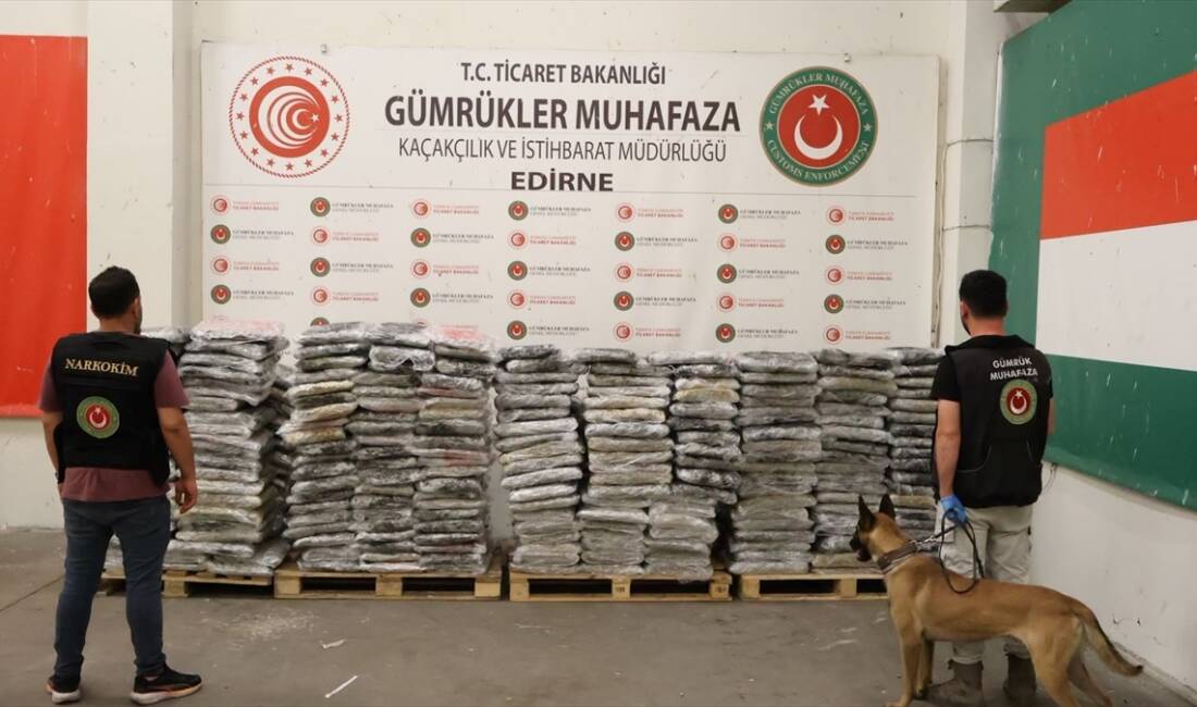 Kapıkule Gümrük Kapısı’nda 1,2 ton uyuşturucu ele geçirildi Ticaret Bakanlığı Gümrükler Muhafaza ekiplerince Kapıkule Gümrük Kapısı'nda düzenlenen iki