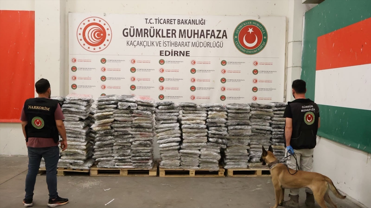 Ticaret Bakanlığı Gümrükler Muhafaza ekiplerince Kapıkule Gümrük Kapısı'nda düzenlenen iki