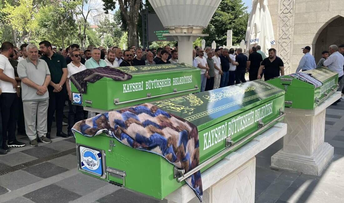 Aksaray’da trafik kazasında hayatını kaybeden 3 kişinin cenazesi Kayseri’de defnedildi Aksaray'da trafik kazasında hayatını kaybeden aynı aileden 3 kişinin cenazeleri